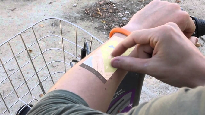 直接在手臂上玩手機？|科技產品設計